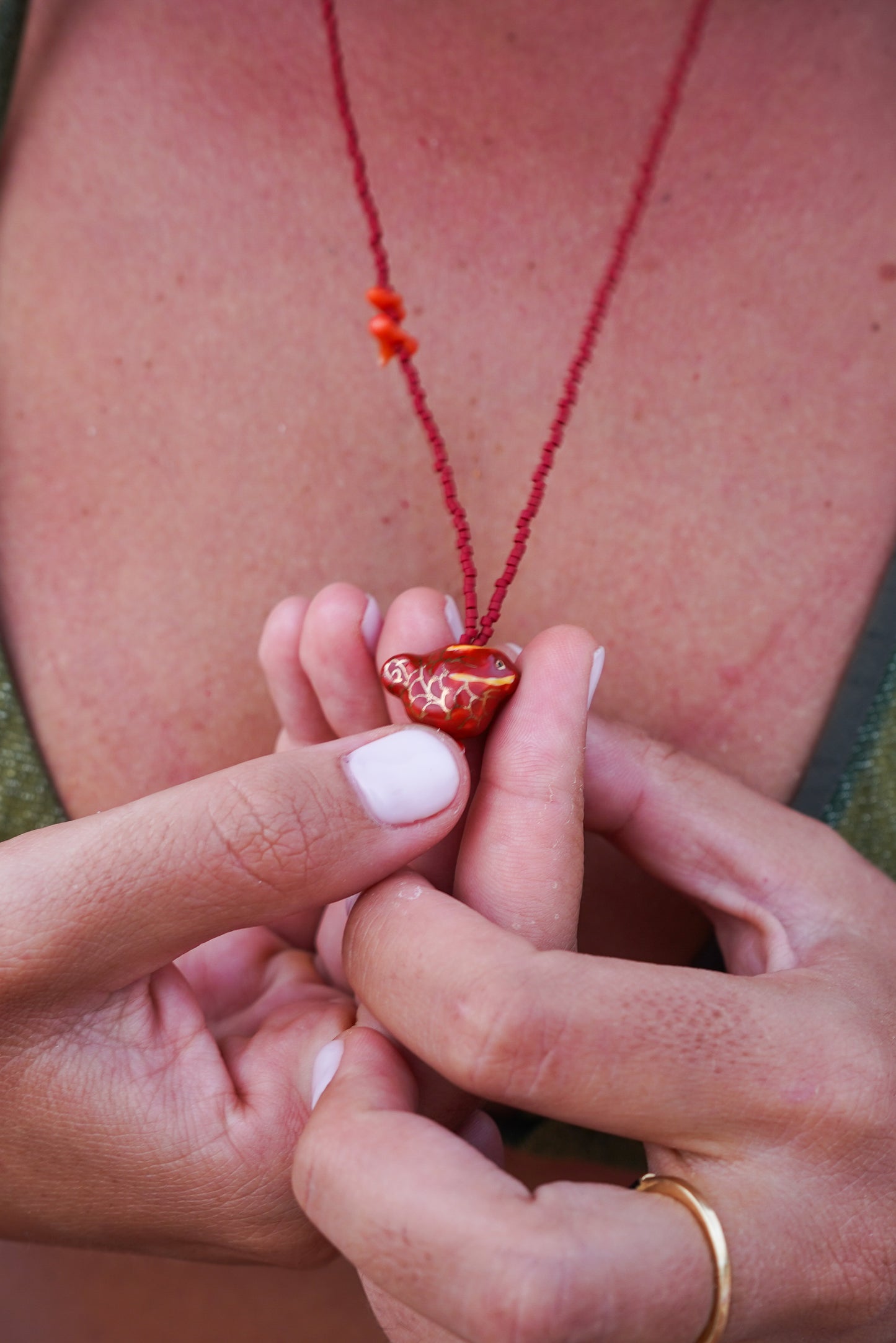 Collar Amuleto Rojo