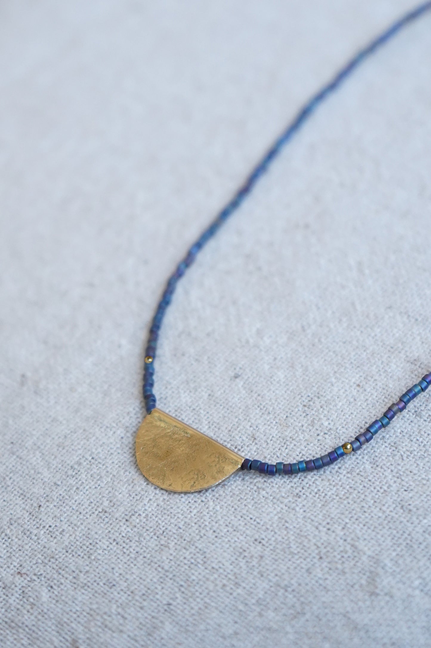 Collar Dije Media Luna Azul Tornasol