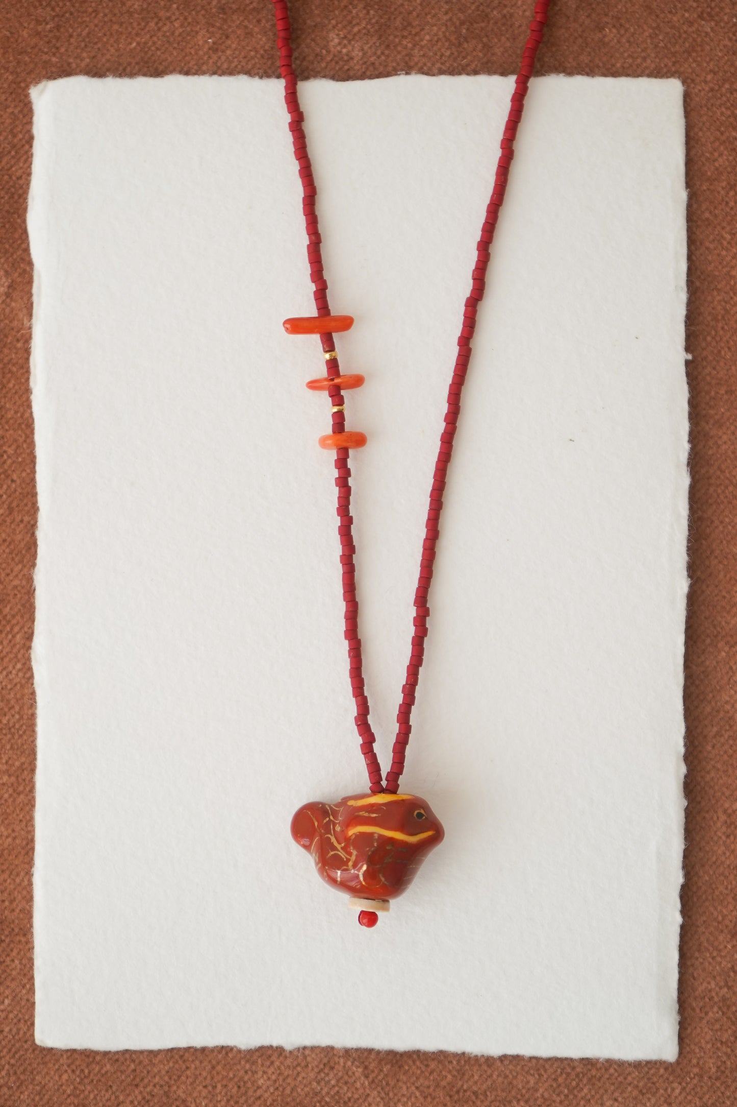 Collar Amuleto Rojo