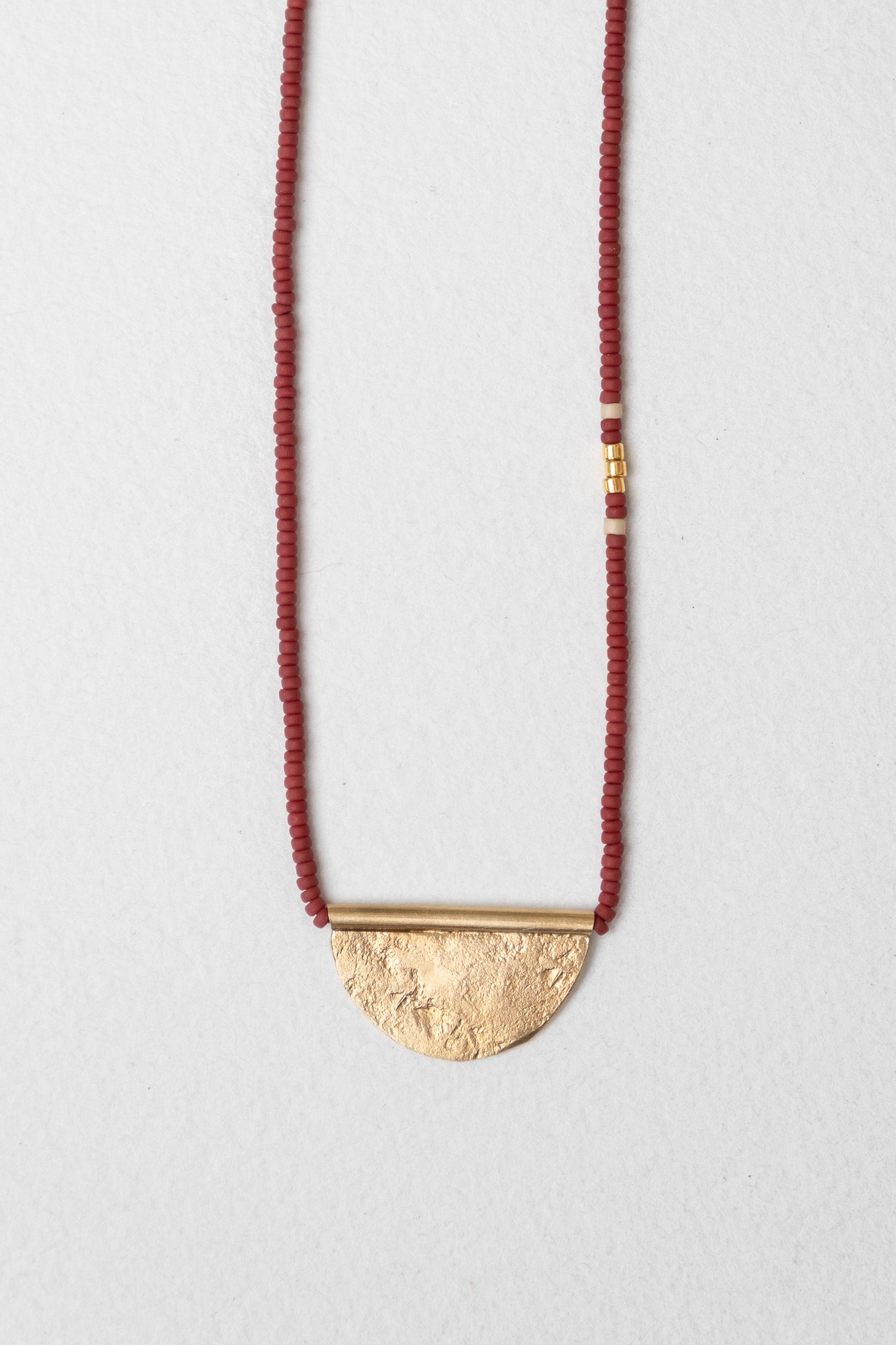 Collar Dije Media Luna Moka