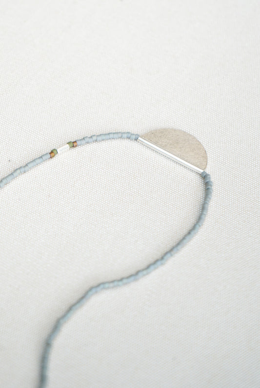 Collar Dije Celeste Grisaceo