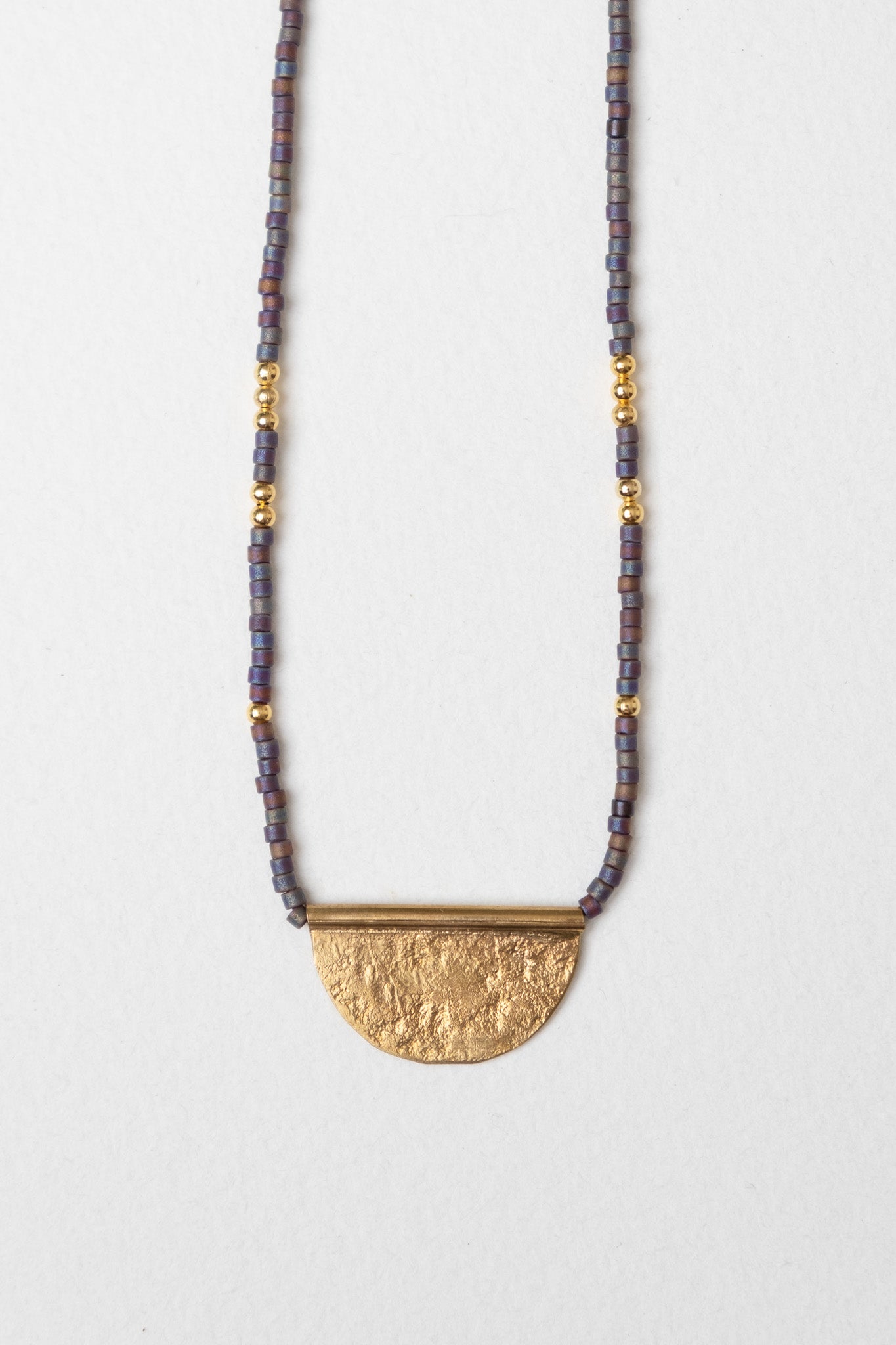 Collar Dije Media Luna Morado