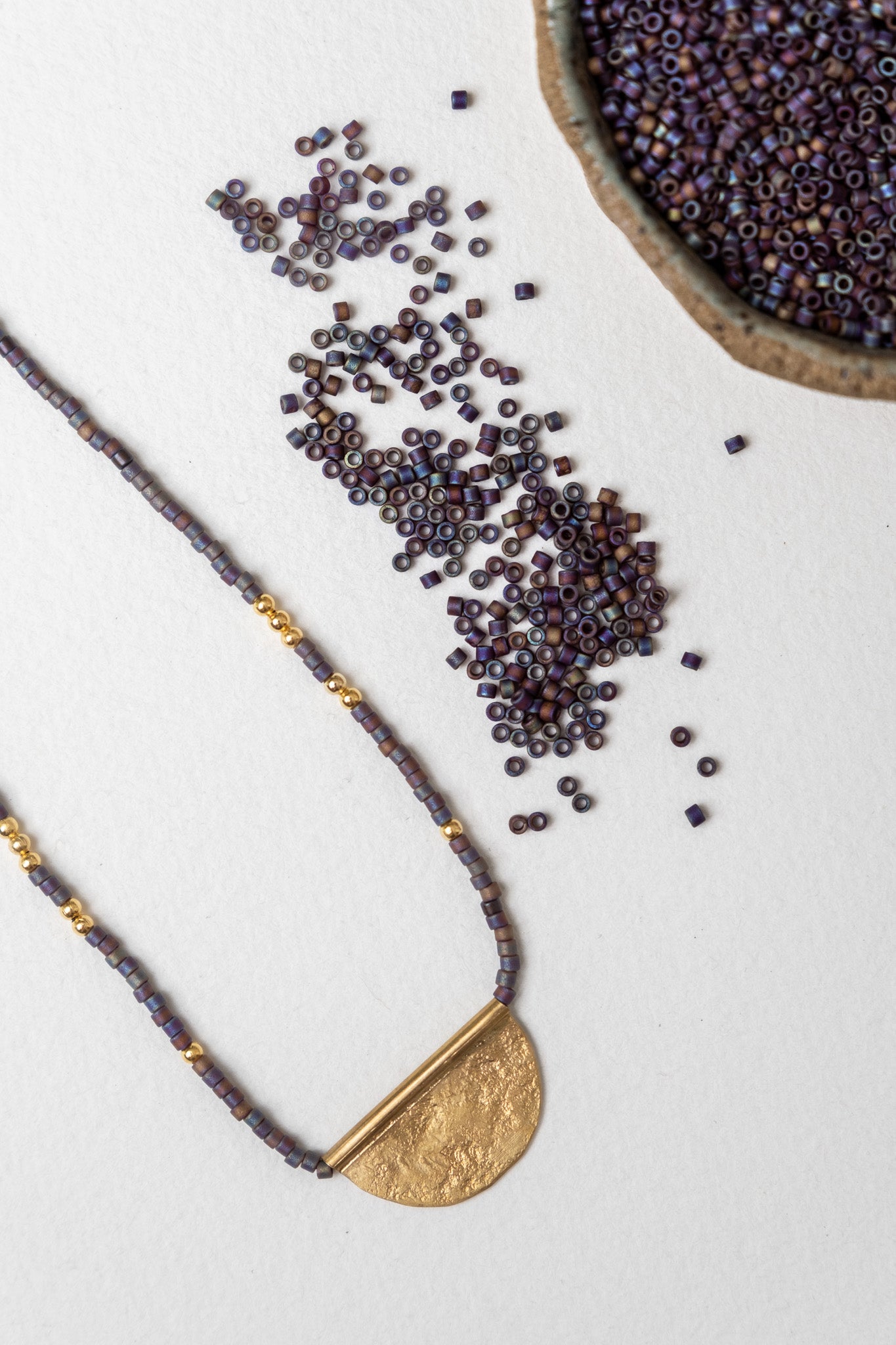 Collar Dije Media Luna Morado